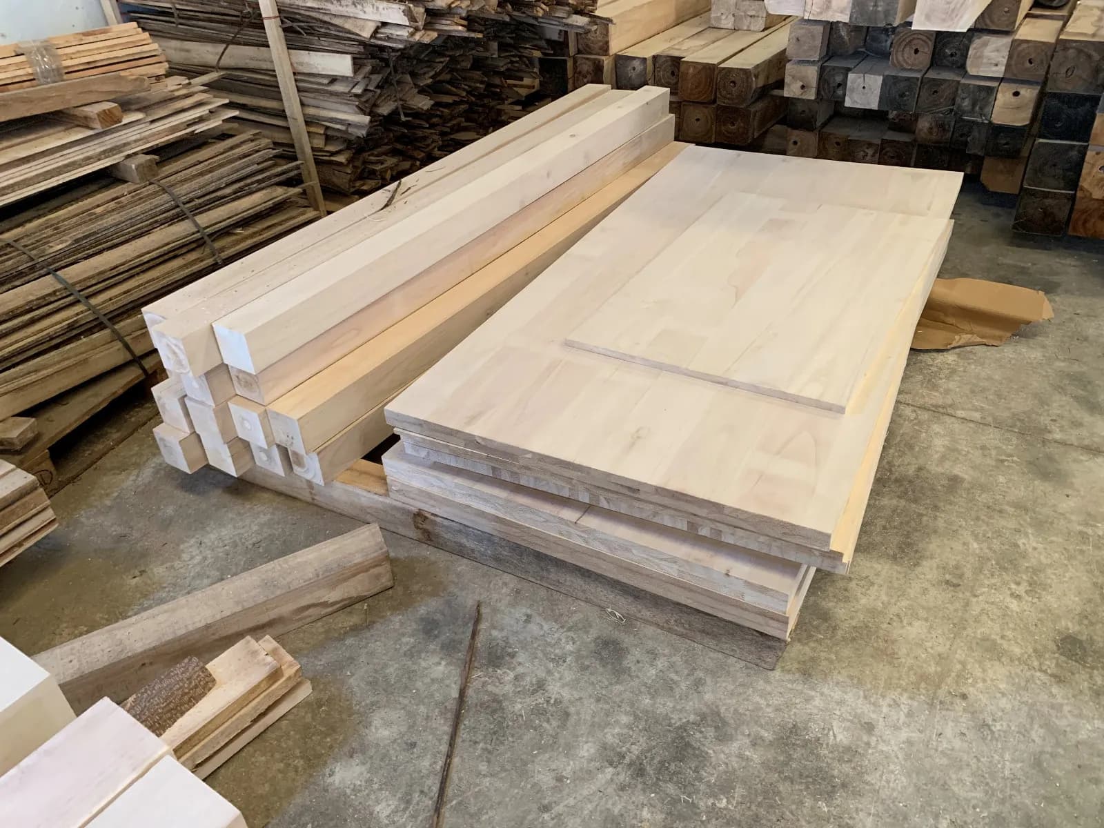 CLT (Cross Laminated Timber)